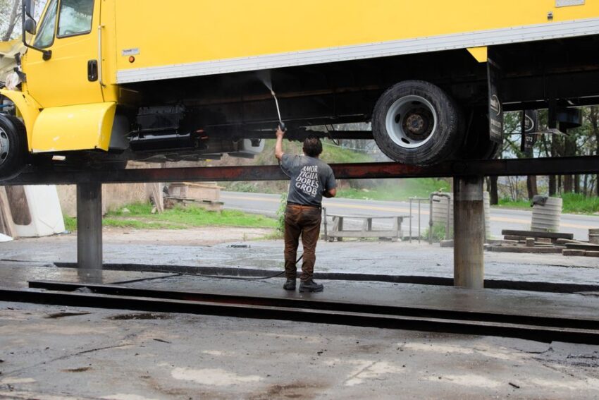 Professionele chauffeur reinigt vrachtwagen velgen met speciale middelen voor optimale glans en onderhoud.
